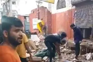 Mathura News : वृंदावन में बड़ा हादसा,जर्जर तीन मंजिला मकान का गिरा छज्जा, मलबे में दबने से 5 लोगों की मौत