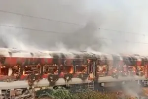 Patalkot Express Fire In Agra: आगरा के पास पातालकोट एक्सप्रेस में भीषण आग का तांडव ! धू-धू कर जलने लगी बोगियां, यात्रियों ने कूदकर बचाई जान