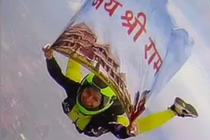 Anamika Sharma Skydiving: प्रभू श्री राम का ध्वज लेकर, 13 हज़ार फुट की ऊँचाई से लगा दी छलांग ! हर तरफ हो रही अनामिका की चर्चा