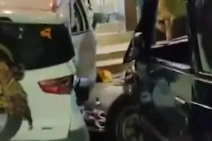 UP News Hindi: सीएम फ्लीट के रूट का मुआयना करने वाली एंटी डेमो गाड़ी हुई दुर्घटना का शिकार ! 11 लोग हुए घायल, सपा अध्यक्ष ने कसा तंज