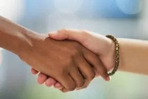 Hand shake Health: आप किस तरह से मिलाते हैं हाथ ! हाथ मिलाने के तरीकों से पता चलता है व्यक्ति का स्वास्थ्य कैसा है
