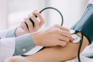 Blood Pressure Medicine Side Effects: यदि आप भी बिना डॉक्टर की सलाह खा रहे बीपी की गोलियां ! हो जाइए सावधान, पड़ सकती है जोखिम में जान