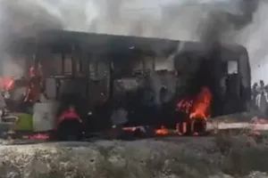Ghazipur Bus Fire: बस पर गिरा 11 हजार वोल्ट का हाईटेंशन तार ! बस बनी आग का गोला, 5 जिंदा जले जबकि दर्जन भर घायल