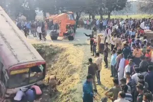 Kanpur Road Accident: कानपुर-सागर हाइवे पर दर्दनाक सड़क हादसा ! काल बनकर आयी रोडवेज बस ने छीनी तीन जिंदगियां, फिर खाई में लटक गई बस