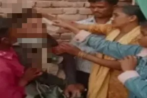 Moradabad Crime In Hindi: प्रेमिका के परिजनों ने प्रेमी को अगवा कर पहनाई जूतों की माला और किया घिनौना काम ! वीडियो वायरल होने पर पुलिस ने लिया एक्शन