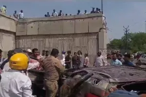 Tragic Accident In Kanpur: कानपुर में दर्दनाक हादसा ! डंफर से टकराई तेज रफ्तार कार नेशनल हाइवे पुल से जा गिरी 15 फ़ीट नीचे, 2 की दर्दनाक मौत