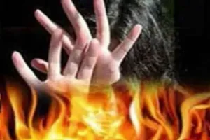 Fatehpur News: विवाहिता की संदिग्ध मौत से सनसनी, घर के अंदर मिला अधजला शव, गिरफ्तारी को लेकर घंटों हंगामा