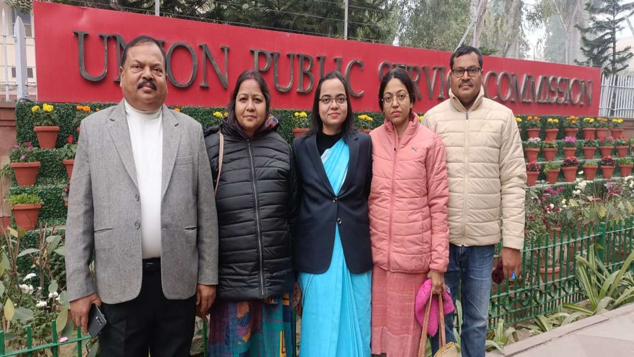 ias_ success_story_shubhansi_singh_with_family