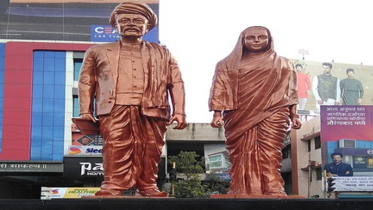 statue_of_jyotirao_savitribai_phule