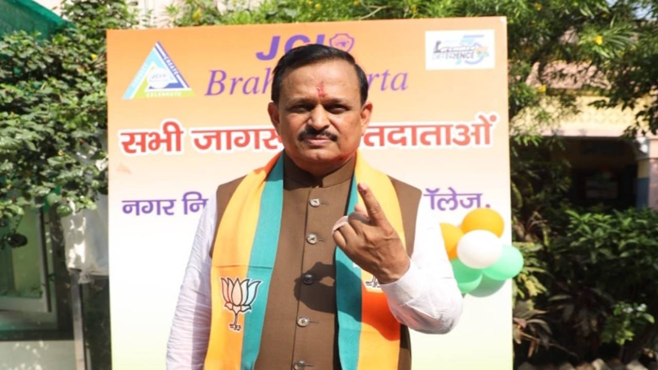 bjp_candidate_ramesh_awasthi_casts_his_vote