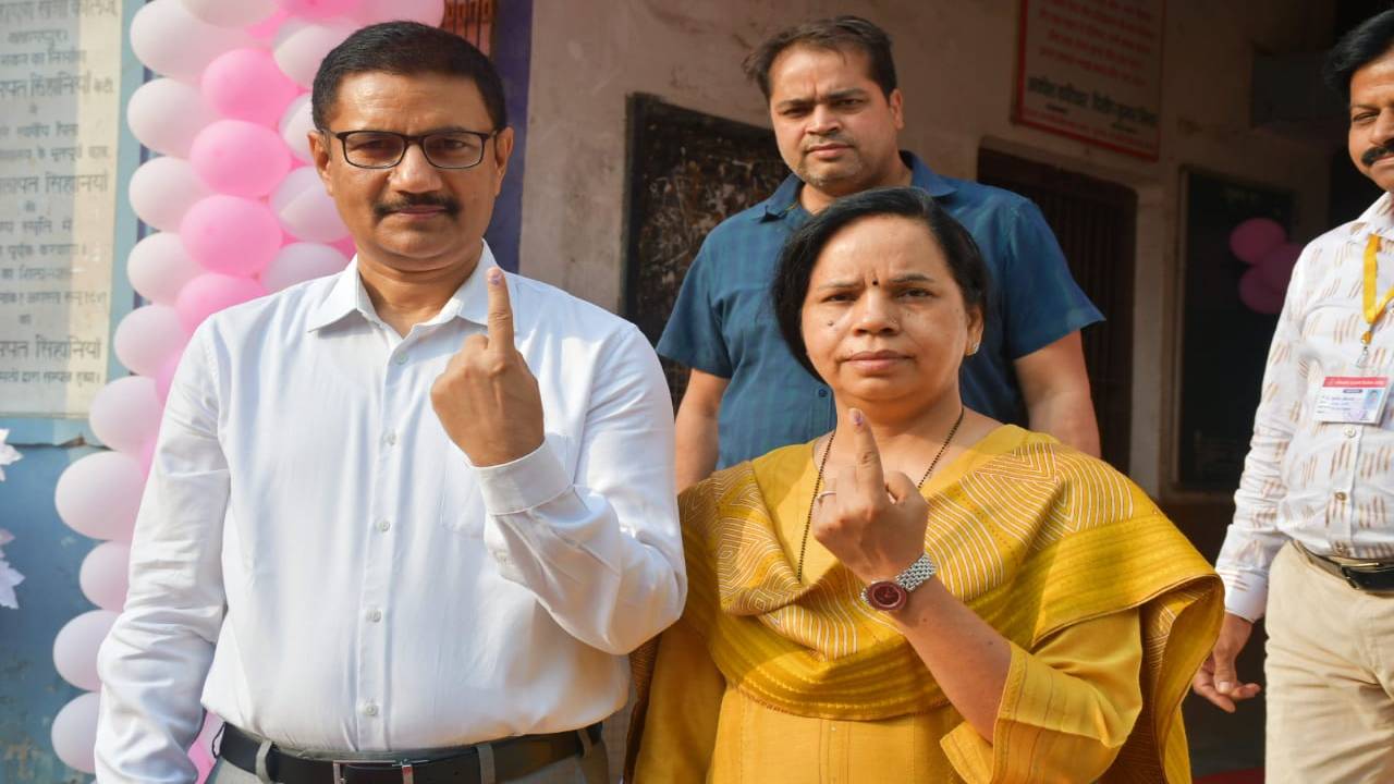 kanpur_dm_casts_his_vote